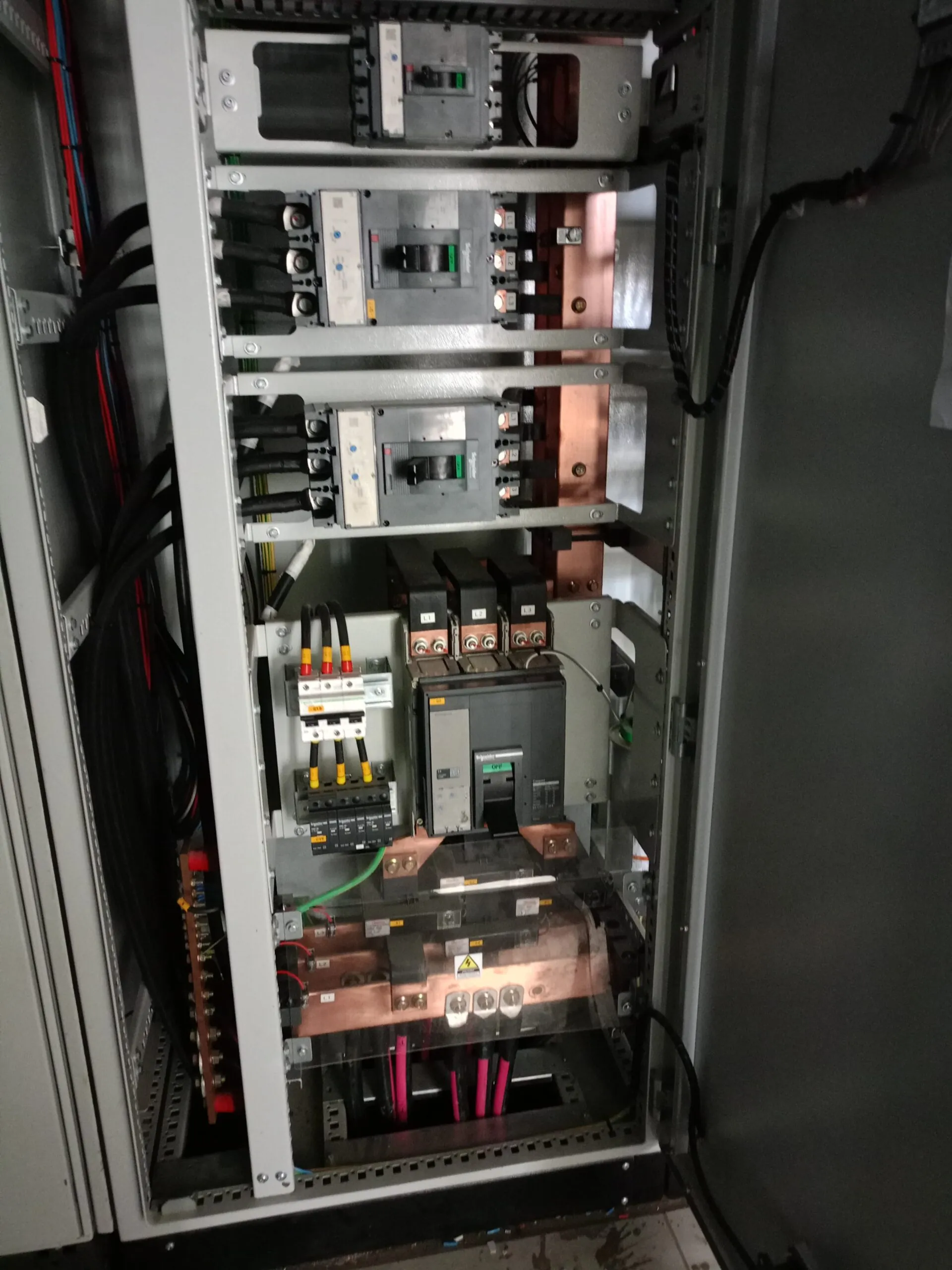 Provisión y Montaje de Tablero de Conmutación, Distribución General y Medición 380/220 VAC — ELFEC